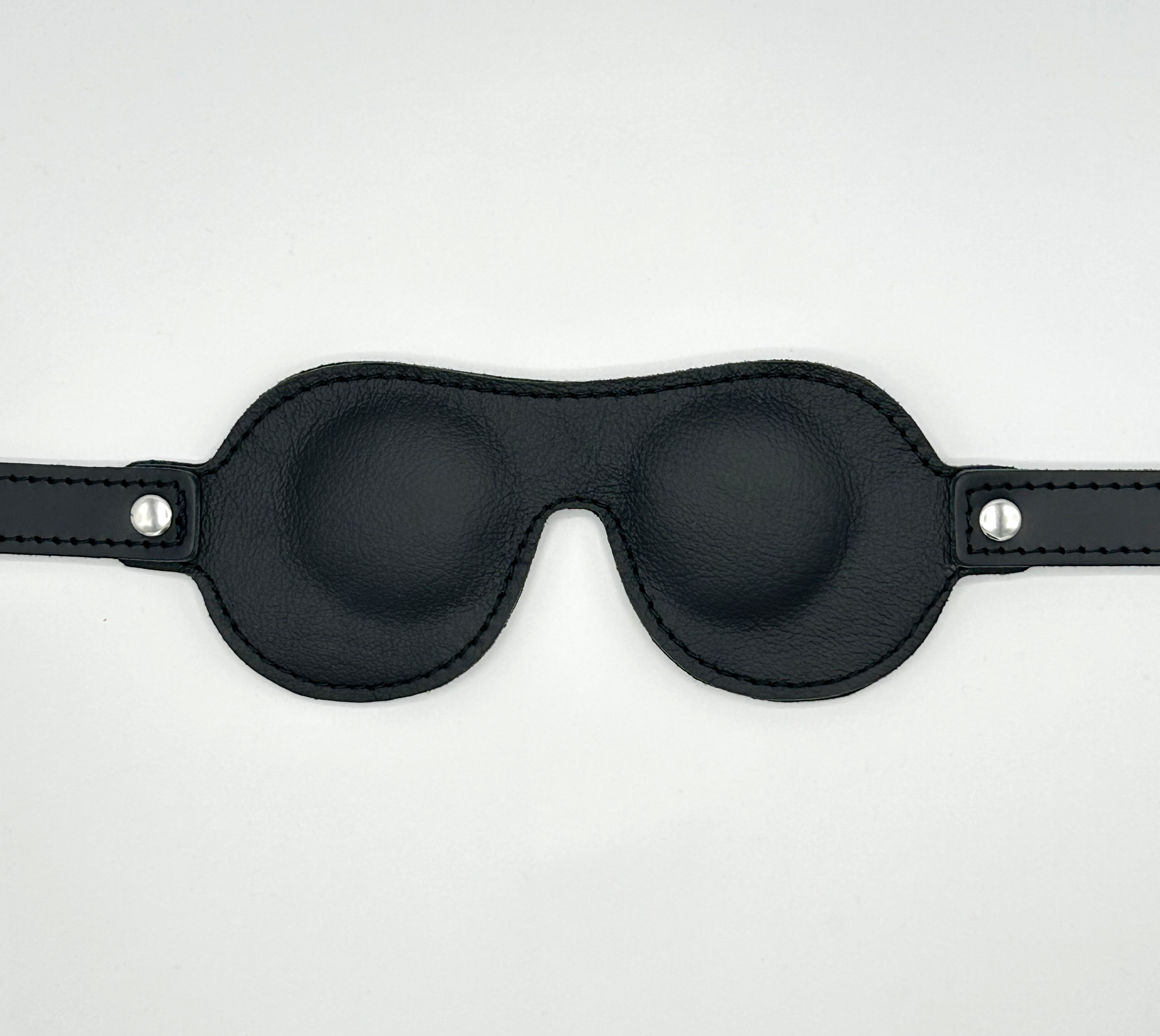 Schwarze gepolsterte Leder Augenmaske in Skibrillenform – BDSM Sinnesentzug