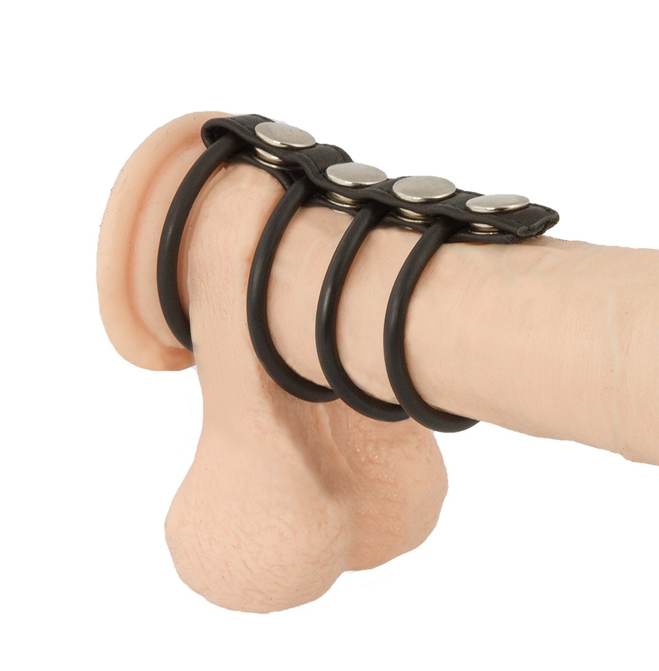 Penismanschette mit drei Penisringen und Hodenring aus Gummi am Penis getragen