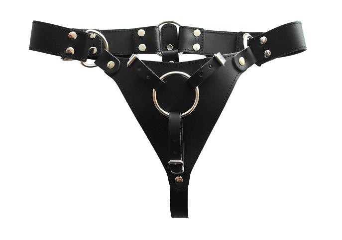 Leder-Harness Strap-on für Damen mit stabilem 50 mm Cockring, individuell anpassbar über Schnallen, in Größe L für Taillenumfang 86–100 cm, ideal für Strap-on-Spiele und Rollenspiele.