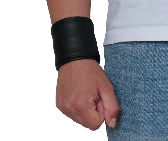 Lederarmband mit Geldfach am Handgelenk getragen
