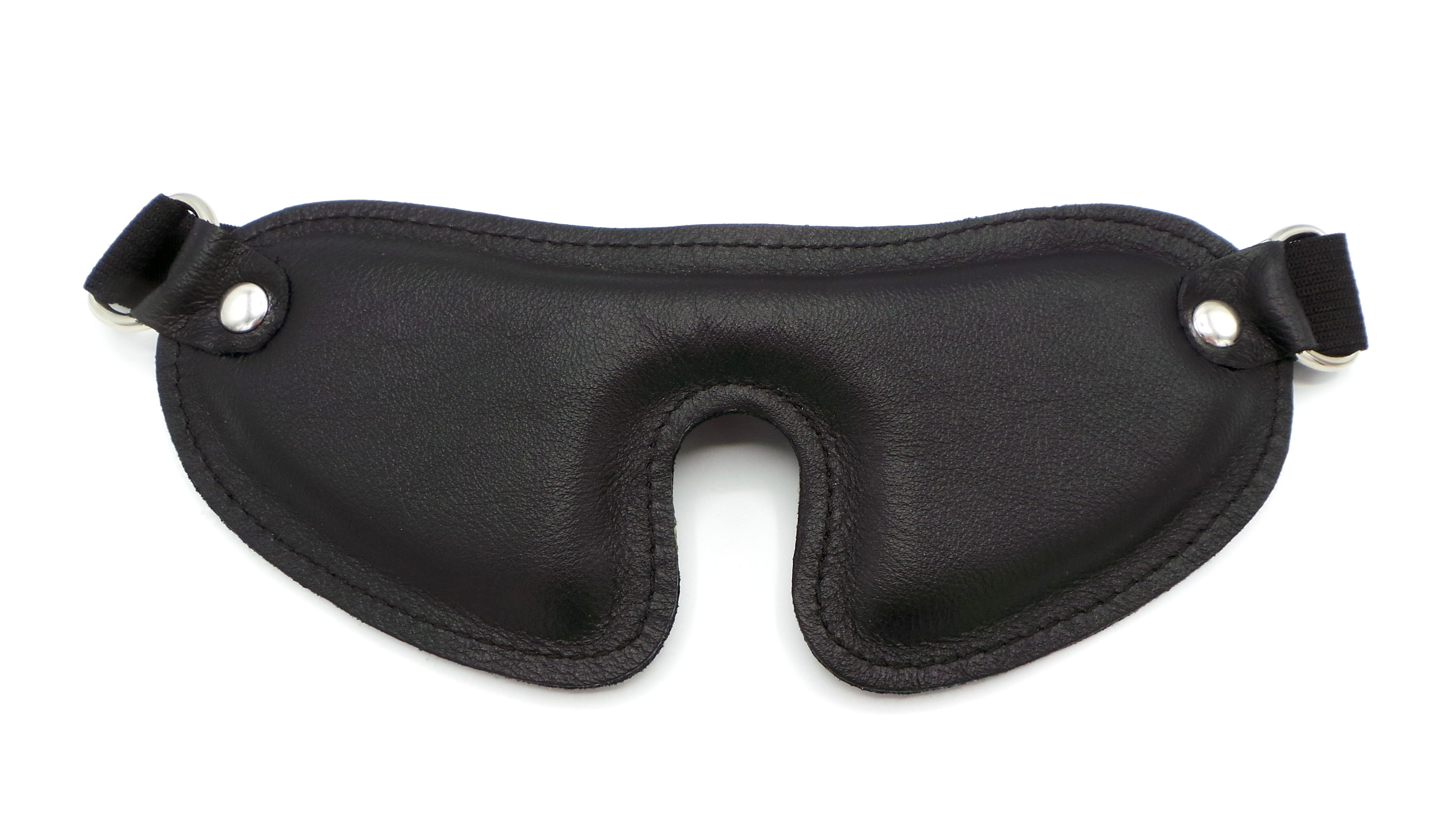 Schwarze Augenmaske aus Rindsleder mit weicher Polsterung und stufenlos verstellbarem Kopfband, handgefertigt, lichtdicht und angenehm zu tragen.