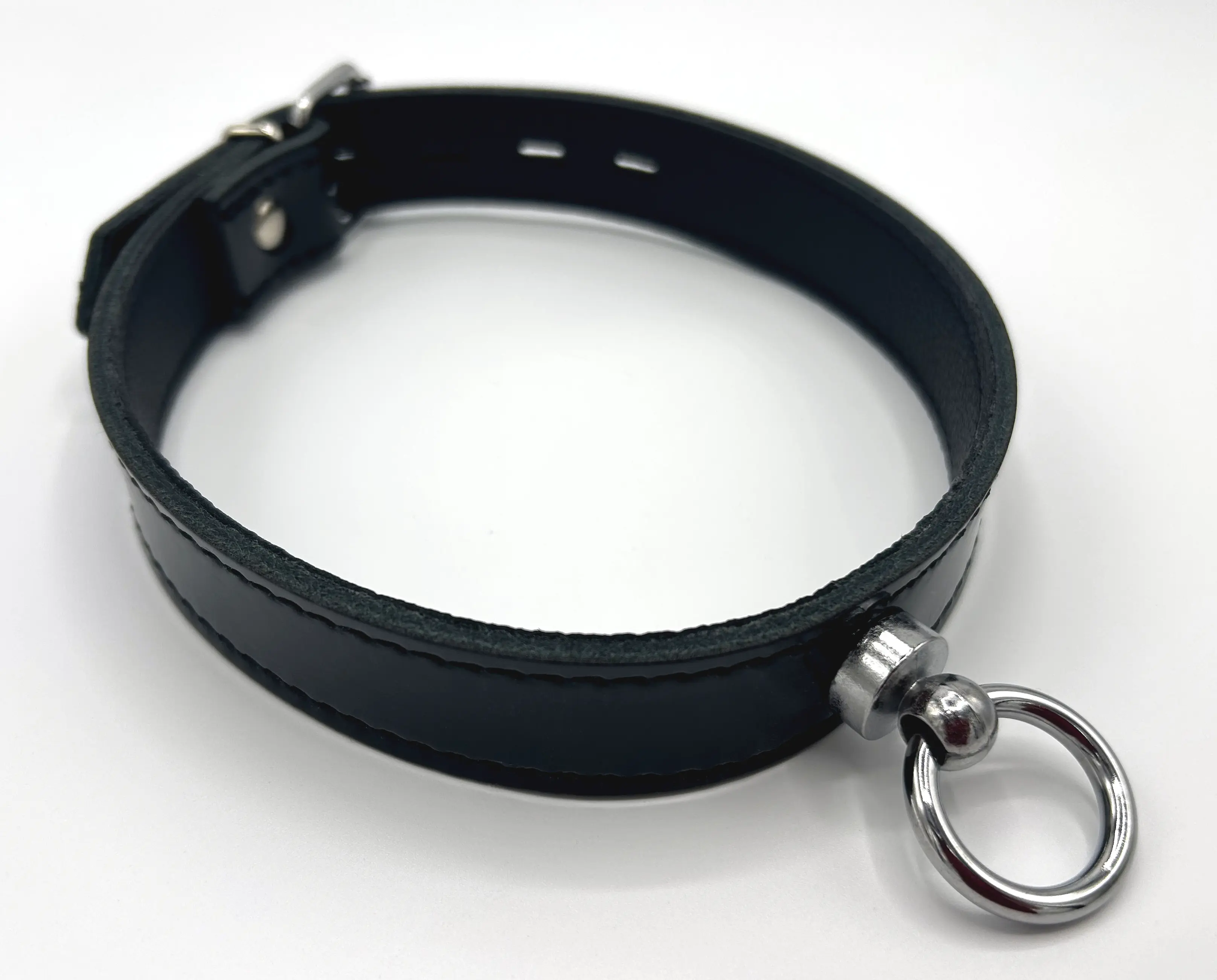  abschließbares Lackhalsband mit Ring der O
