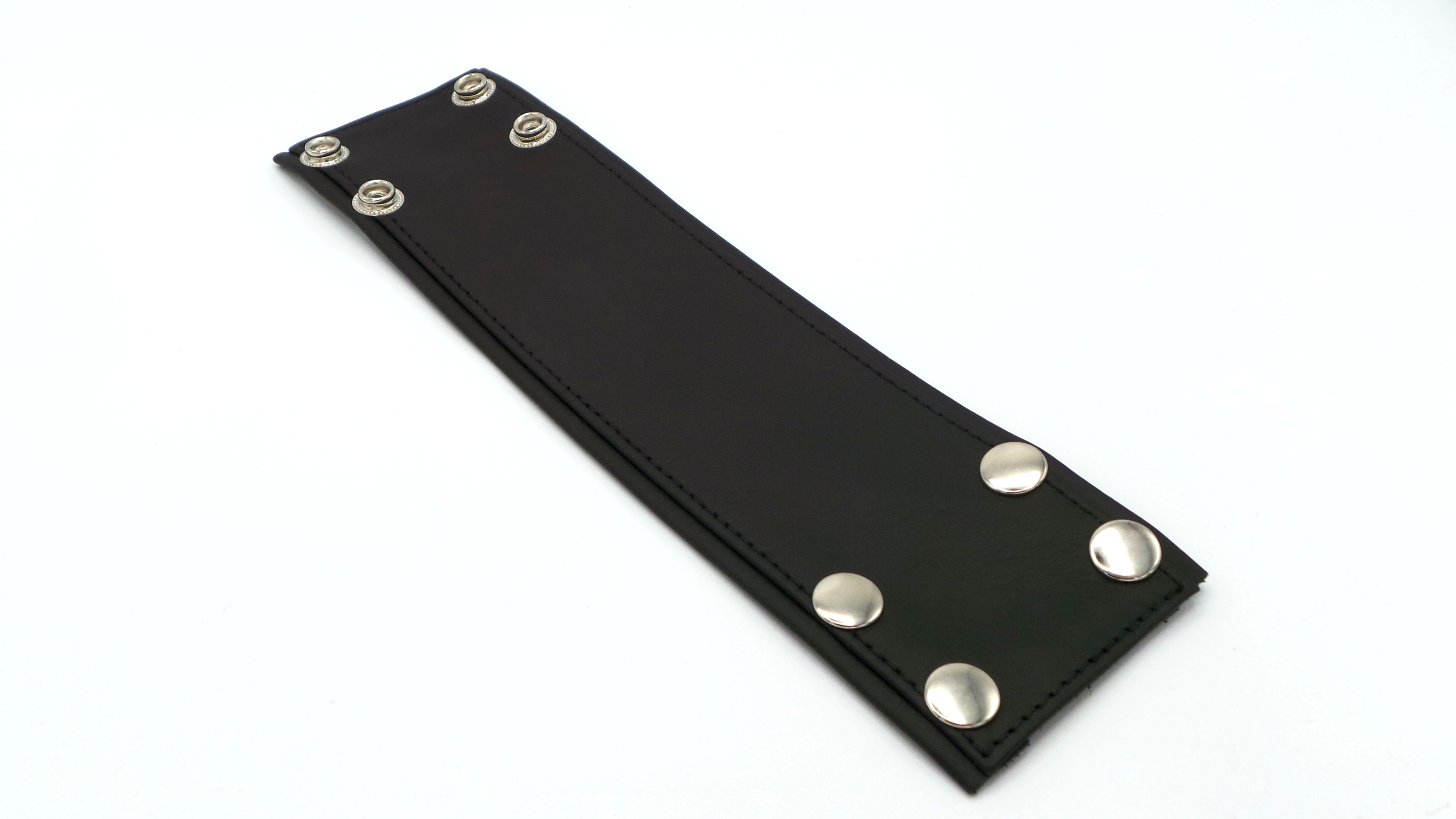 Schwarzes Lederarmband mit Geldfach und Druckknöpfen, flach liegend