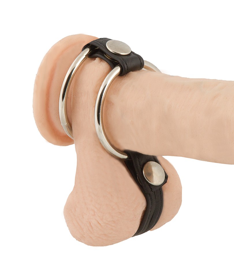 Metall Penis- und Hodenringe mit Druckknöpfen am Modell getragen