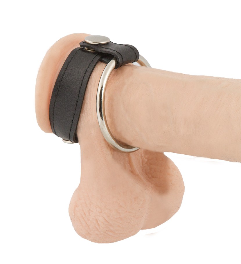 Schwarzes Leder-Hodenband mit verchromtem Stahlring, getragen am Penis und Hoden