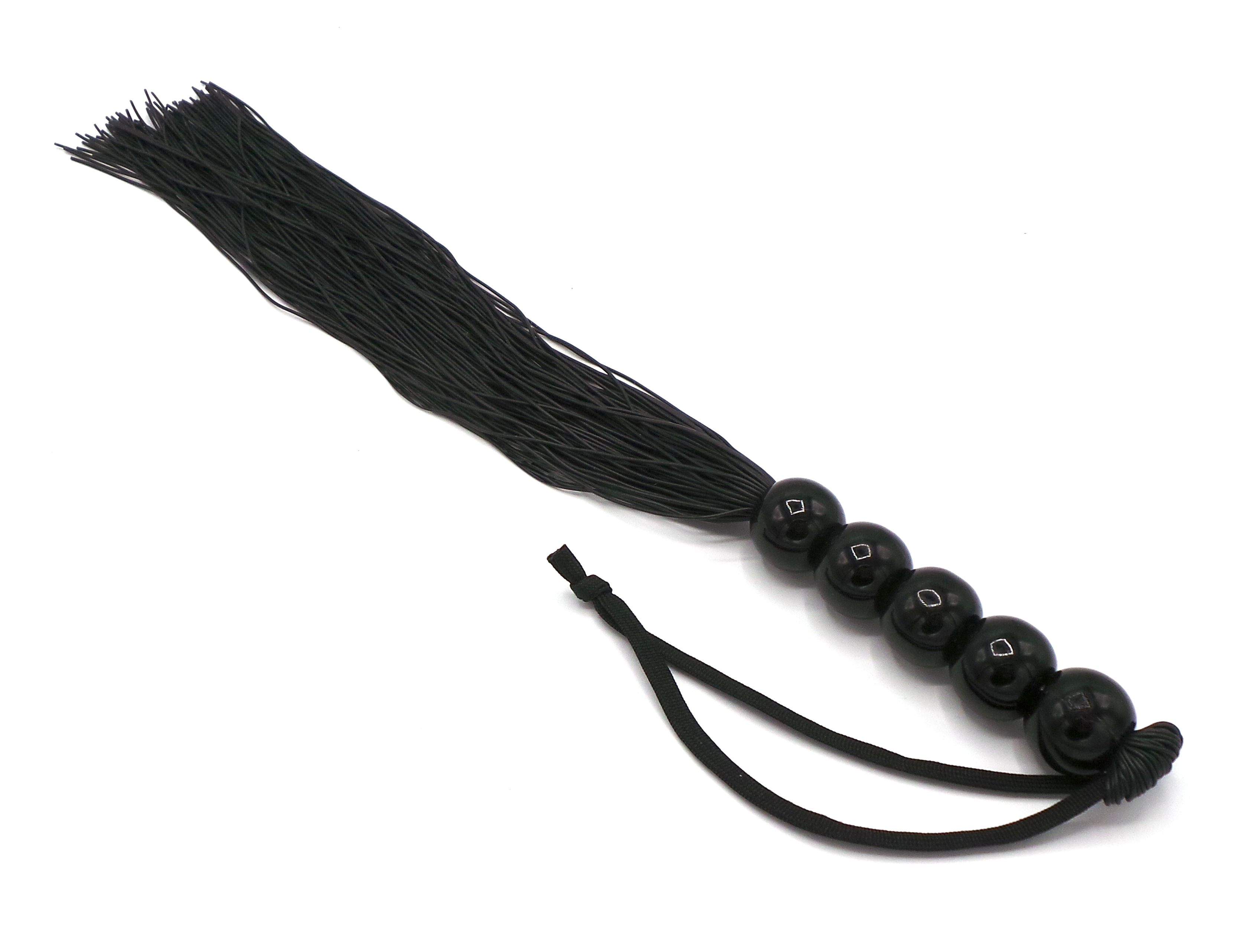 Schwarze Genitalpeitsche mit mehreren flexiblen Silikonriemen und rutschfestem Griff mit Handschlaufe