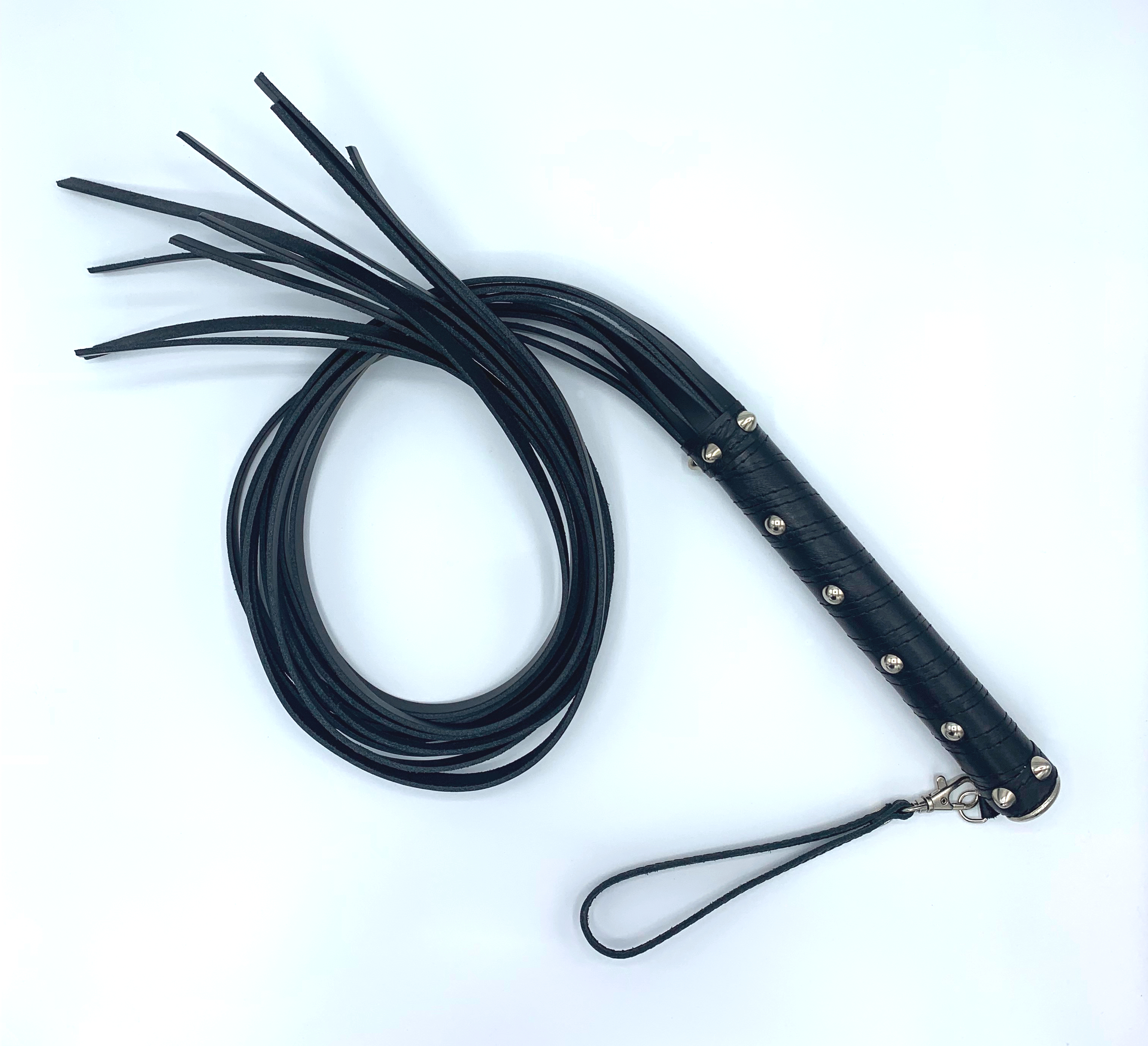 Schwarze Peitsche „Big Willy“ mit zehn besonders festen Lederriemen, ca. 102 cm lang, robuster Griff mit 3 cm Durchmesser für kraftvolle Schläge.