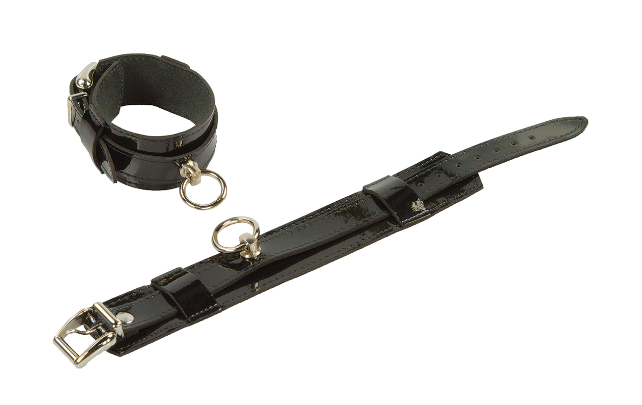 Fußfesseln aus Lackleder mit Ring der O