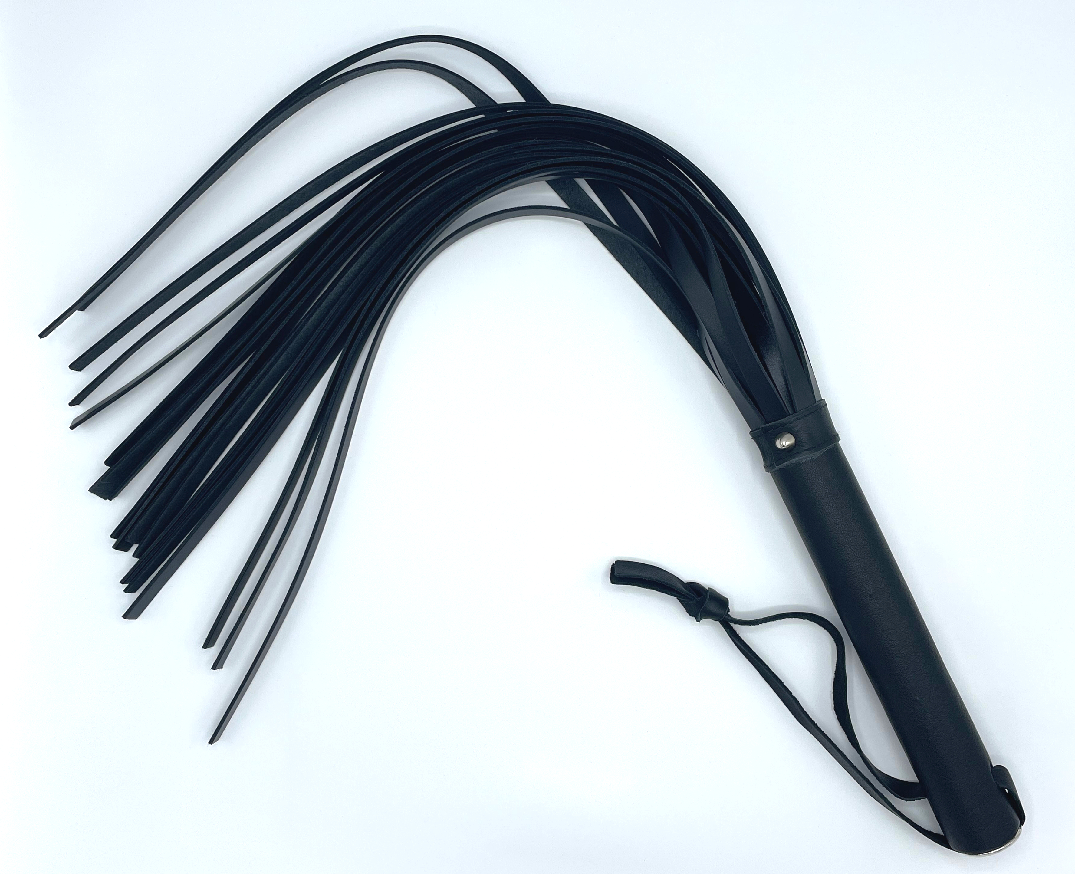 Schwarze Lederpeitsche mit 15 breiten Lederriemen und extra dickem Griff, ca. 65 cm lang, inklusive stabiler Handschlaufe für sicheren Halt.