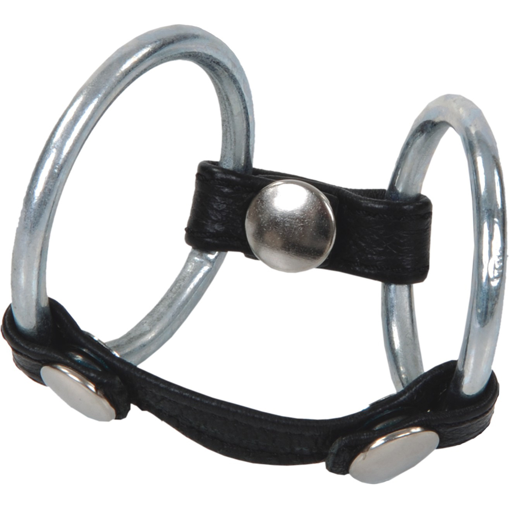 Hoden- und Penisringe aus Metall mit Eierteiler auf weißem Hintergrund