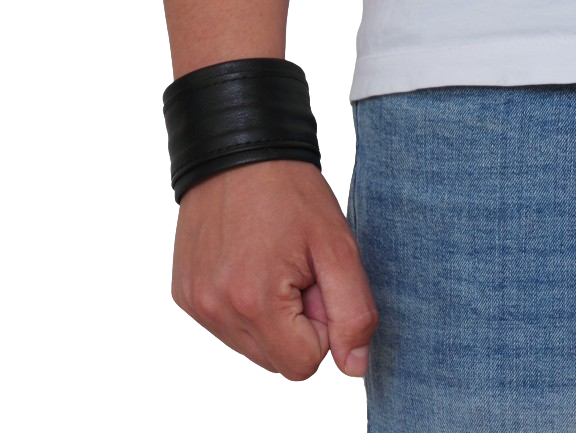 Schwarzes Armband aus Rindsleder am Handgelenk getragen