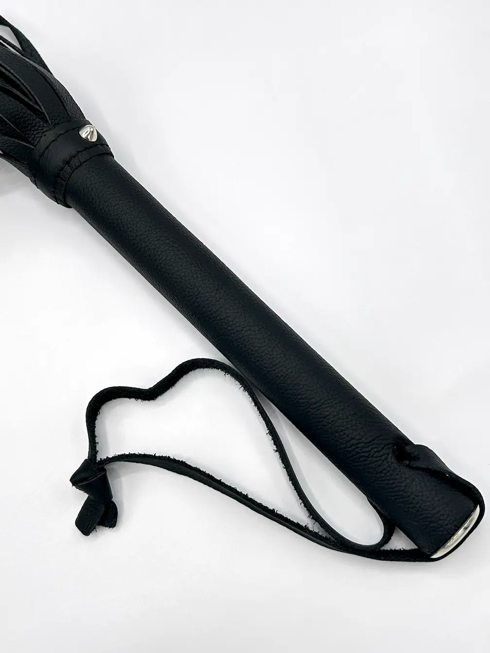 Griff von Flogger aus Leder mit weisem Hintergrund