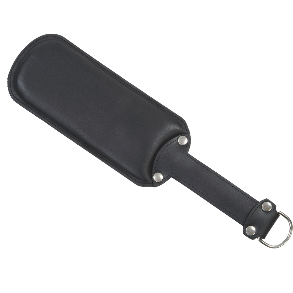 Detailaufnahme des Rindsleder-Paddels mit Federstahleinlage, das eine weiche gepolsterte Schlagseite und eine harte ungepolsterte Seite für vielseitige Anwendung bietet.