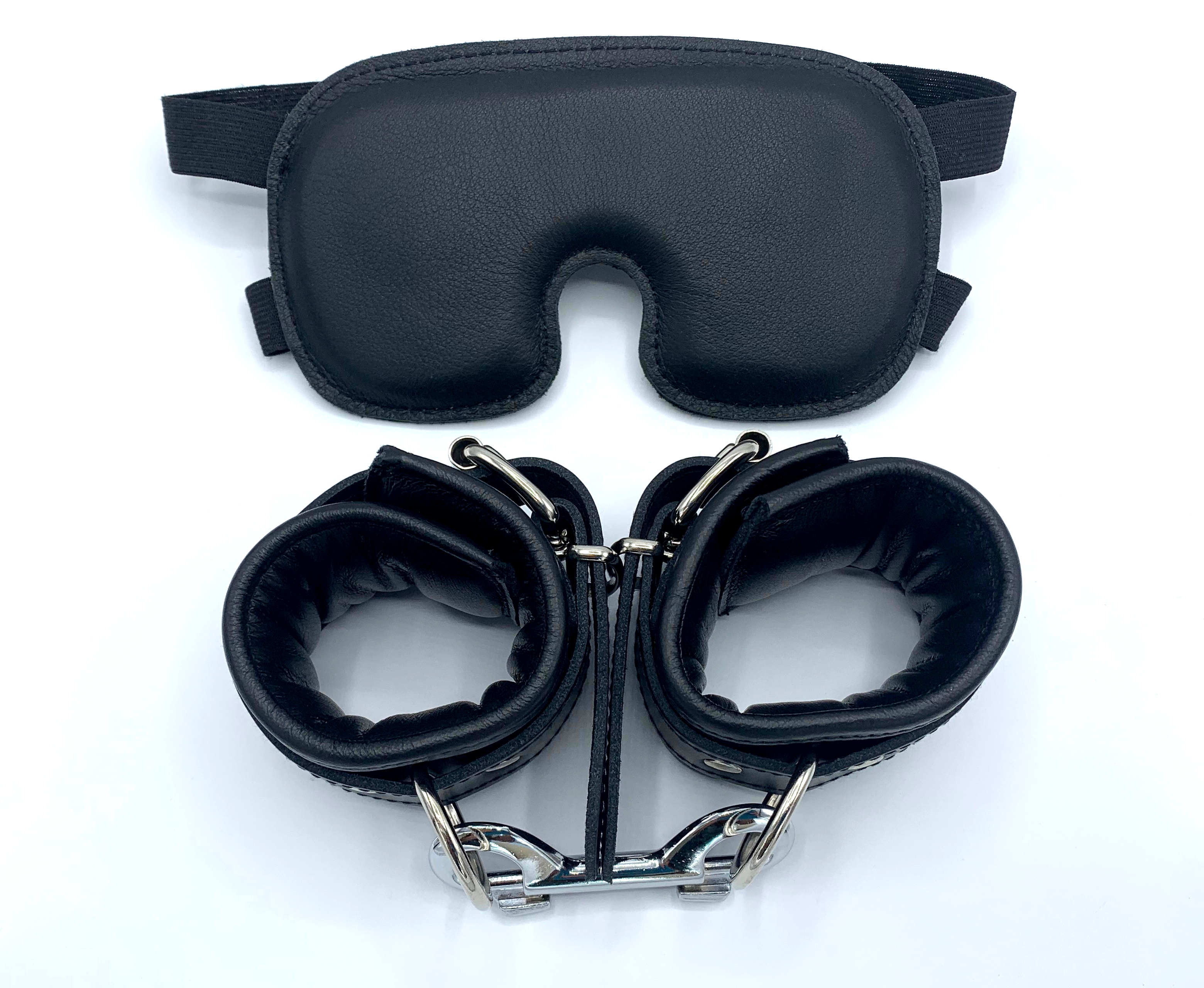 BDSM-Set aus schwarzen Handfesseln aus Leder mit Karabinerhaken und gepolsterter Augenmaske – hochwertig Made in Germany
