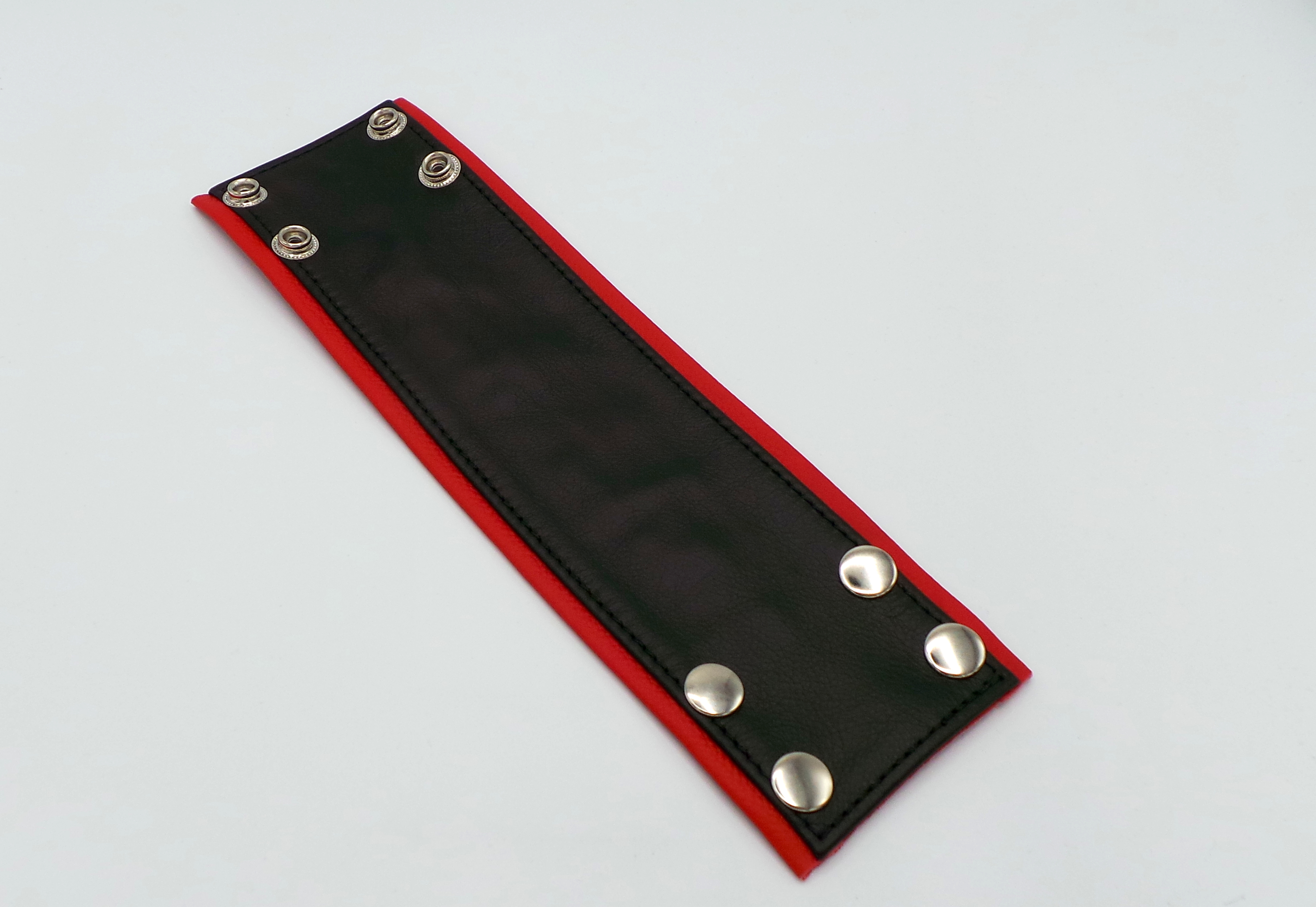 Armband mit Geldfach schwarz-rot aus Leder mit Druckknopfverschluss, Vorderseite