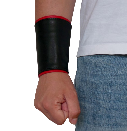 Armband mit Geldfach aus Leder – schwarz-rot, getragen am Handgelenk