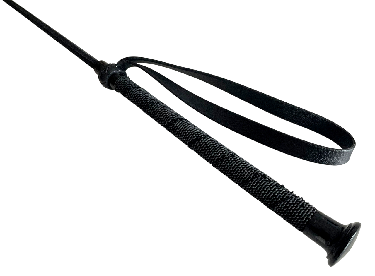 Detailaufnahme des schwarzen, strukturierten Griffs einer Gerte mit Handschlaufe und flexiblem Schaft, für sicheren Halt und gezielte Führung.