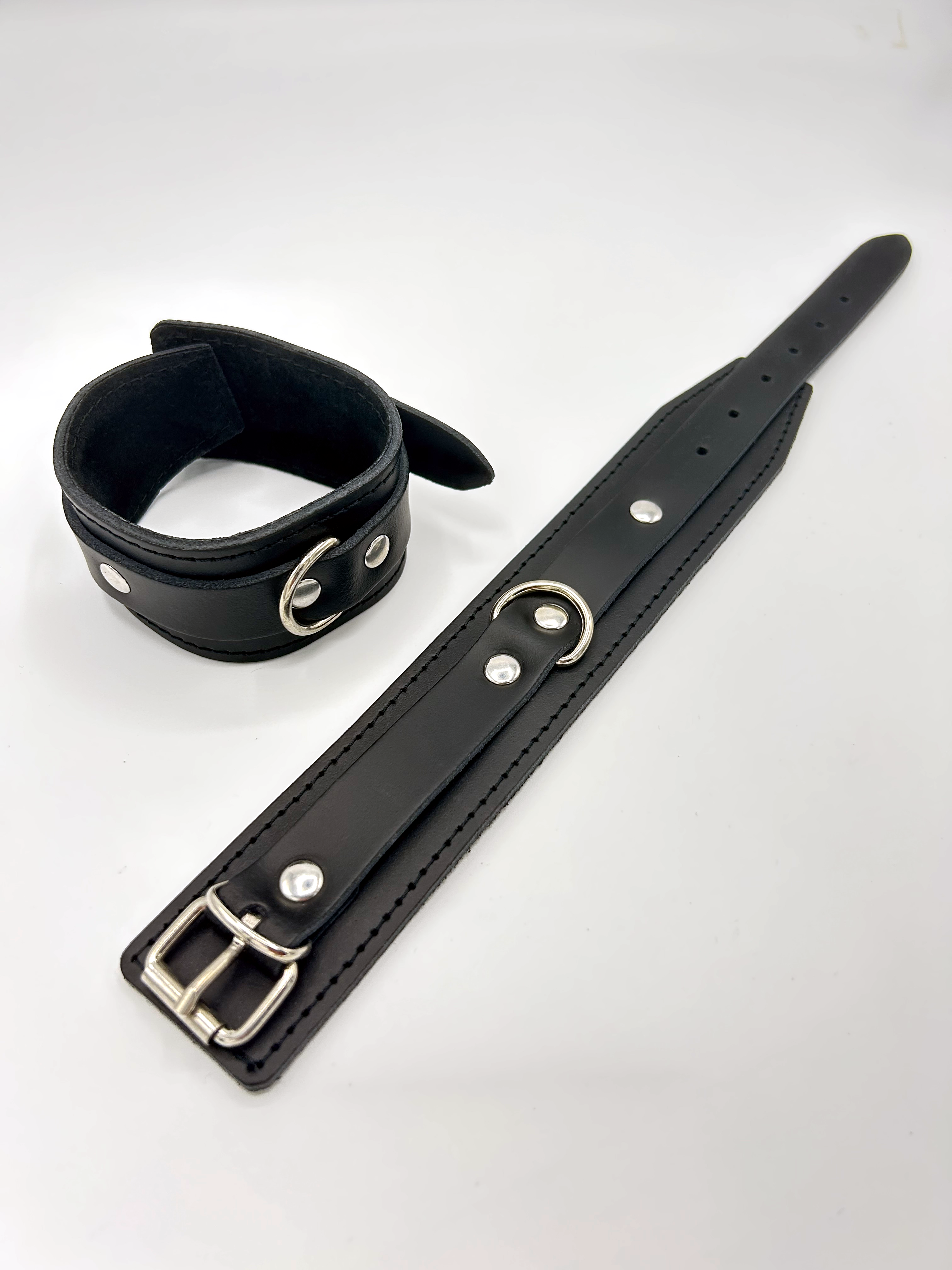 Fußfesseln Classic aus schwarzem Rindsleder – Produktfoto