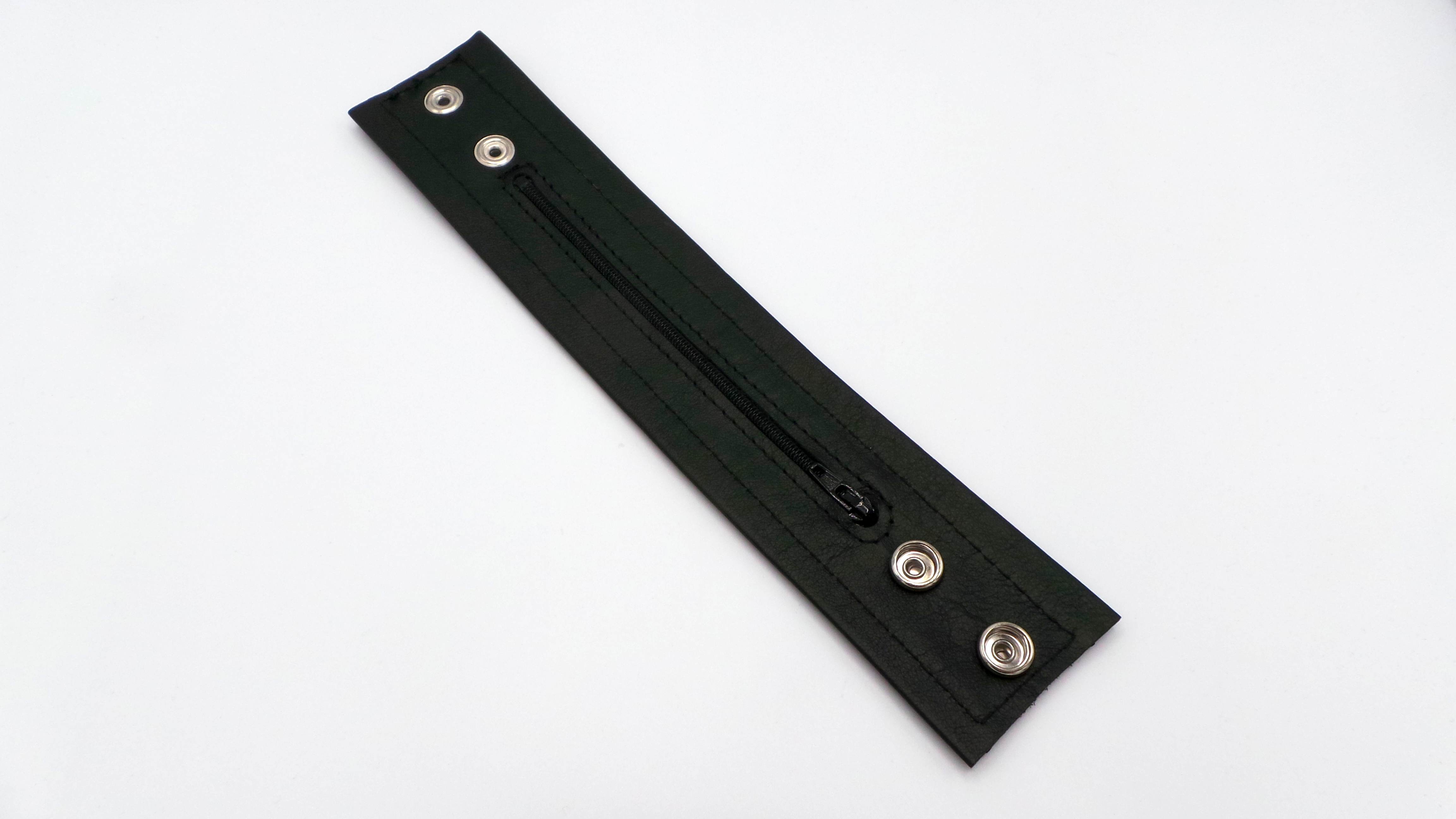 Schwarzes Lederarmband mit praktischem Reißverschlussfach – Rückseite