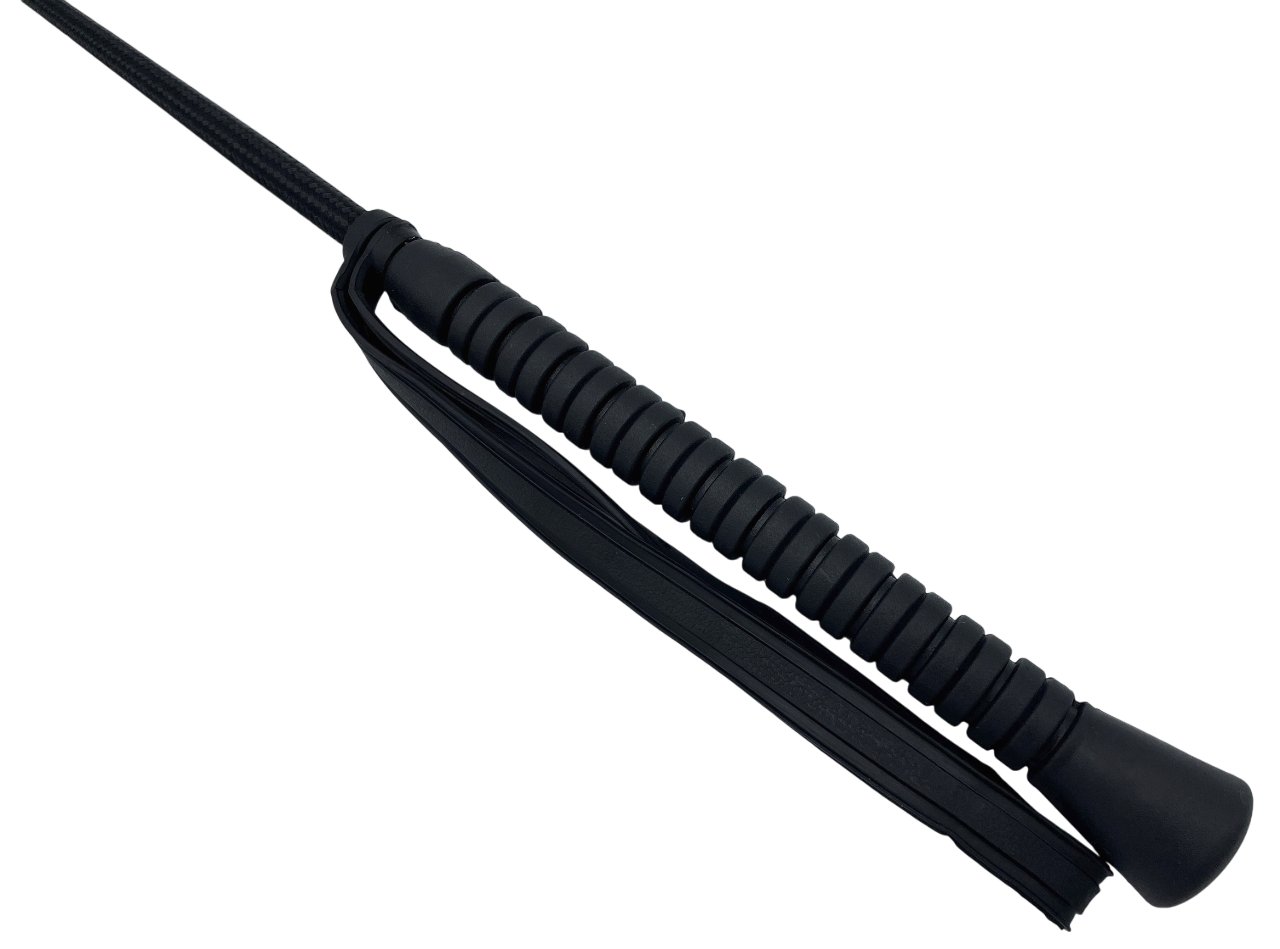 Detailaufnahme einer schwarzen Gerte mit strukturiertem, rutschfestem Griff und Lederklatsche aus Rindsleder, ca. 46 cm lang für gezielte Schläge.