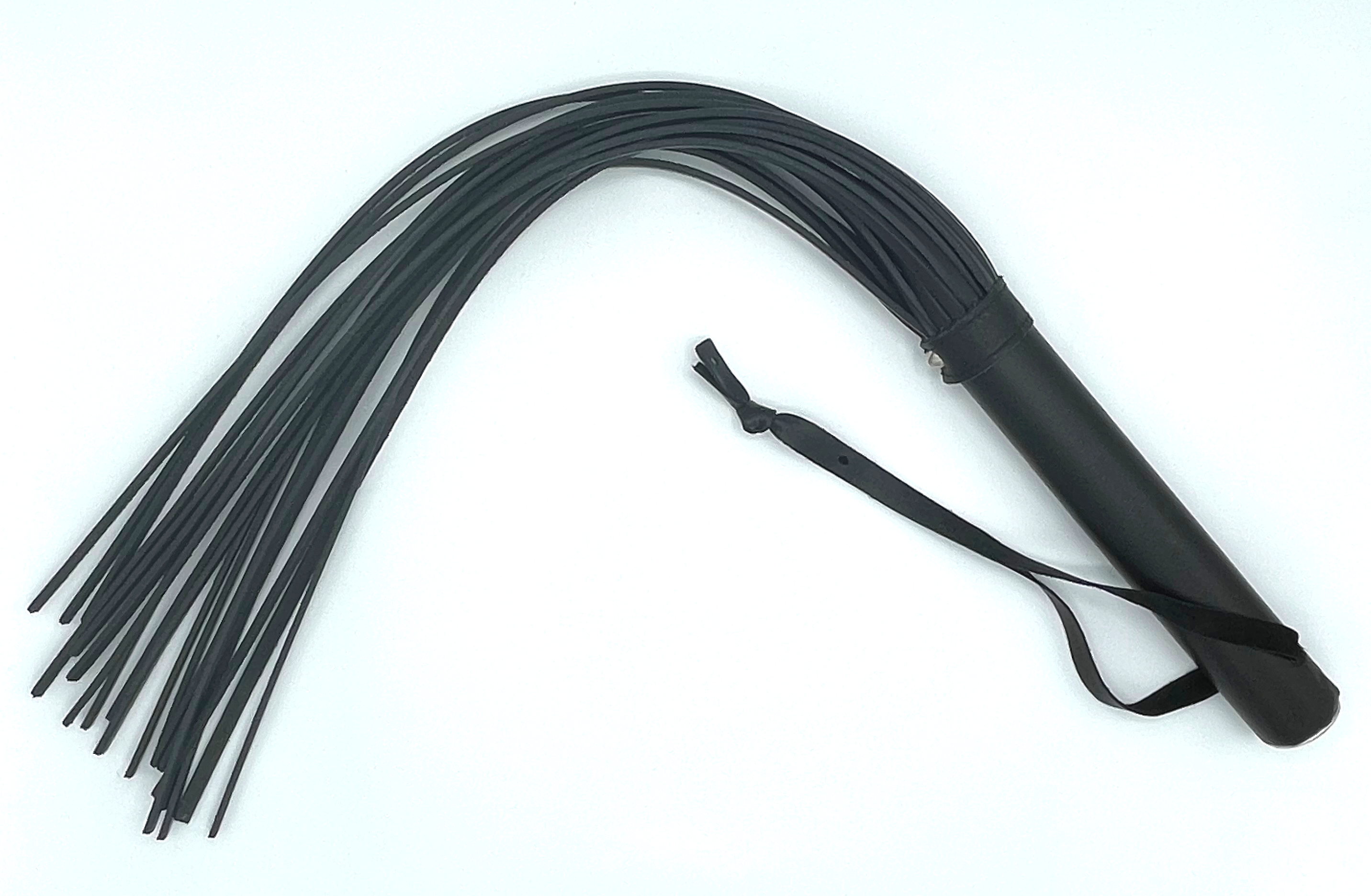 Schwarze Lederpeitsche mit mehreren Riemen, stabilem Griff und robuster Handschlaufe für sicheren Halt.