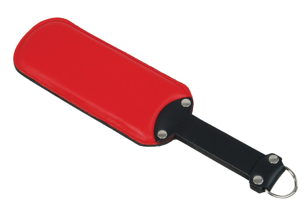 Zweiseitiges Lederpaddel mit Federstahleinlage, ca. 44 cm lang und 11 cm breit, schwarze Schlagfläche auf der einen Seite, rot gepolsterte Schlagfläche auf der anderen.