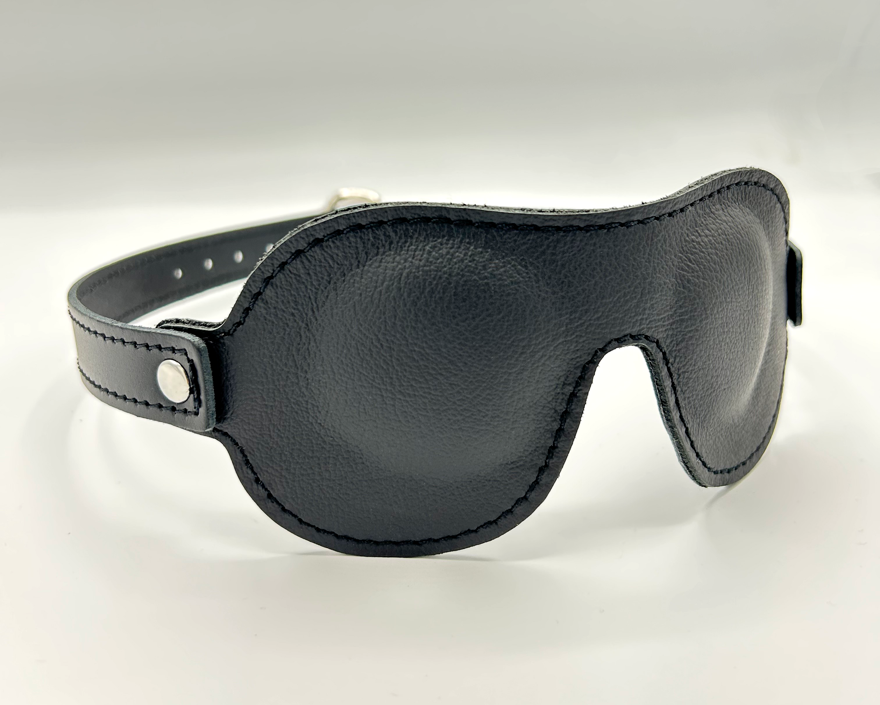 Schwarze BDSM Augenmaske aus Leder mit Polsterung, seitliche Ansicht