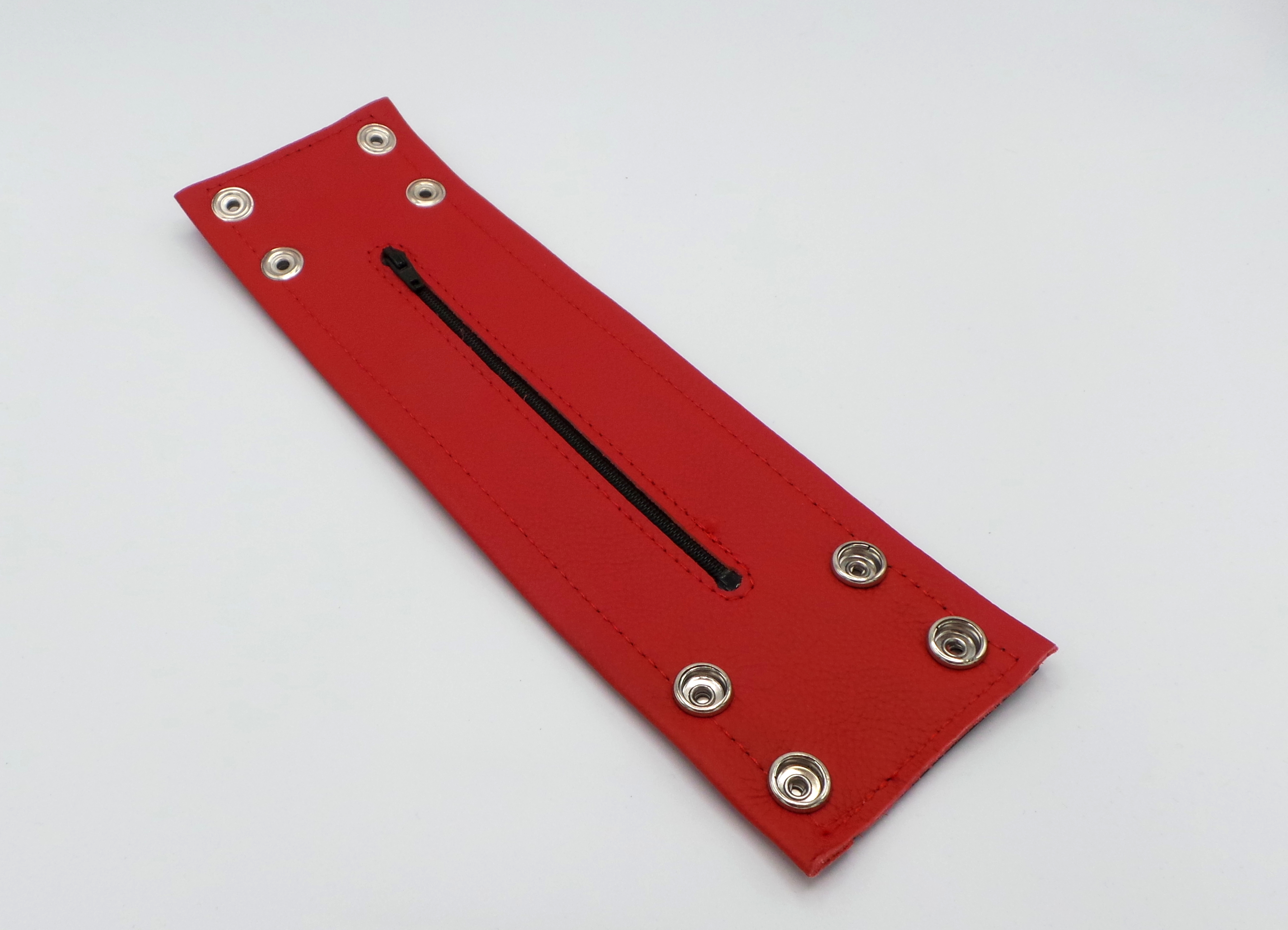 Armband mit Geldfach aus Leder in Rot, Rückseite mit praktischem Reißverschluss  Armband mit Geldfach schwarz-rot aus Leder mit Druckknopfverschluss, Vorderseite