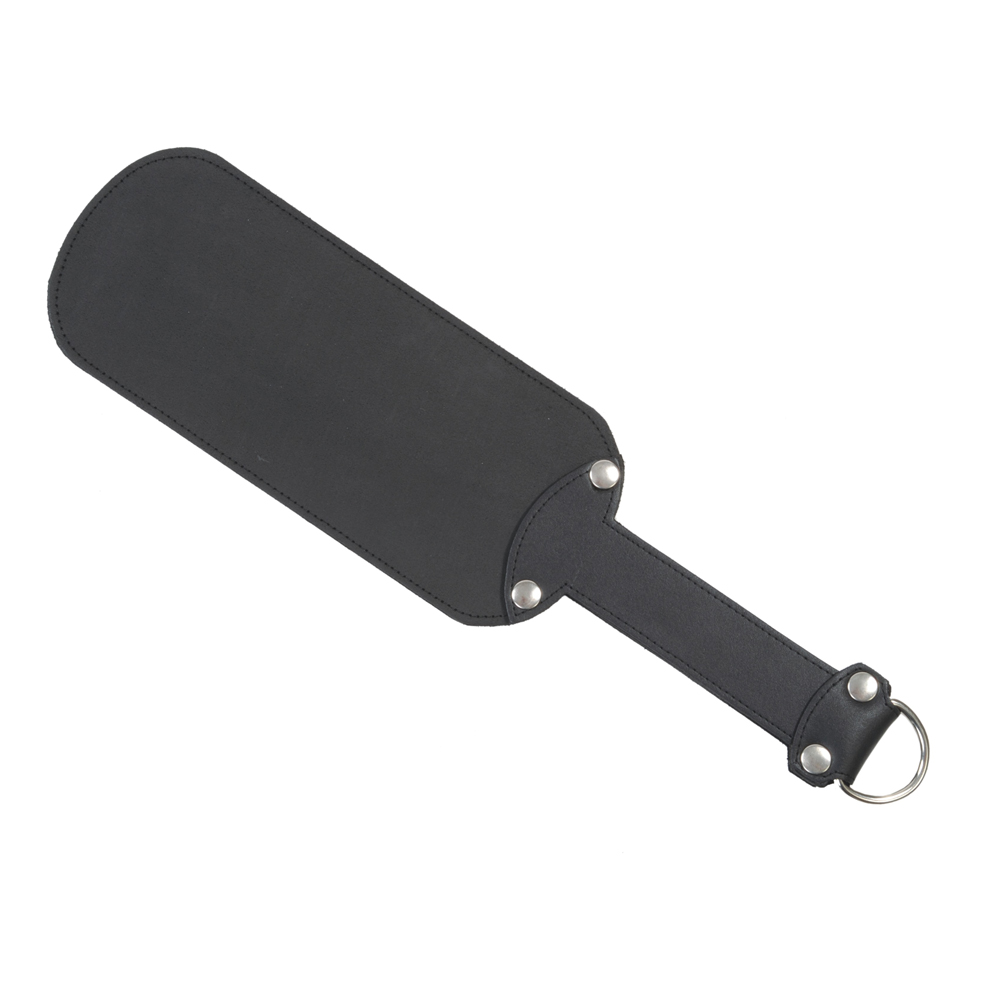 Detailaufnahme des schwarzen Rindsleder-Paddels mit stabiler Federstahleinlage und breiter Schlagfläche für intensive Anwendungen.