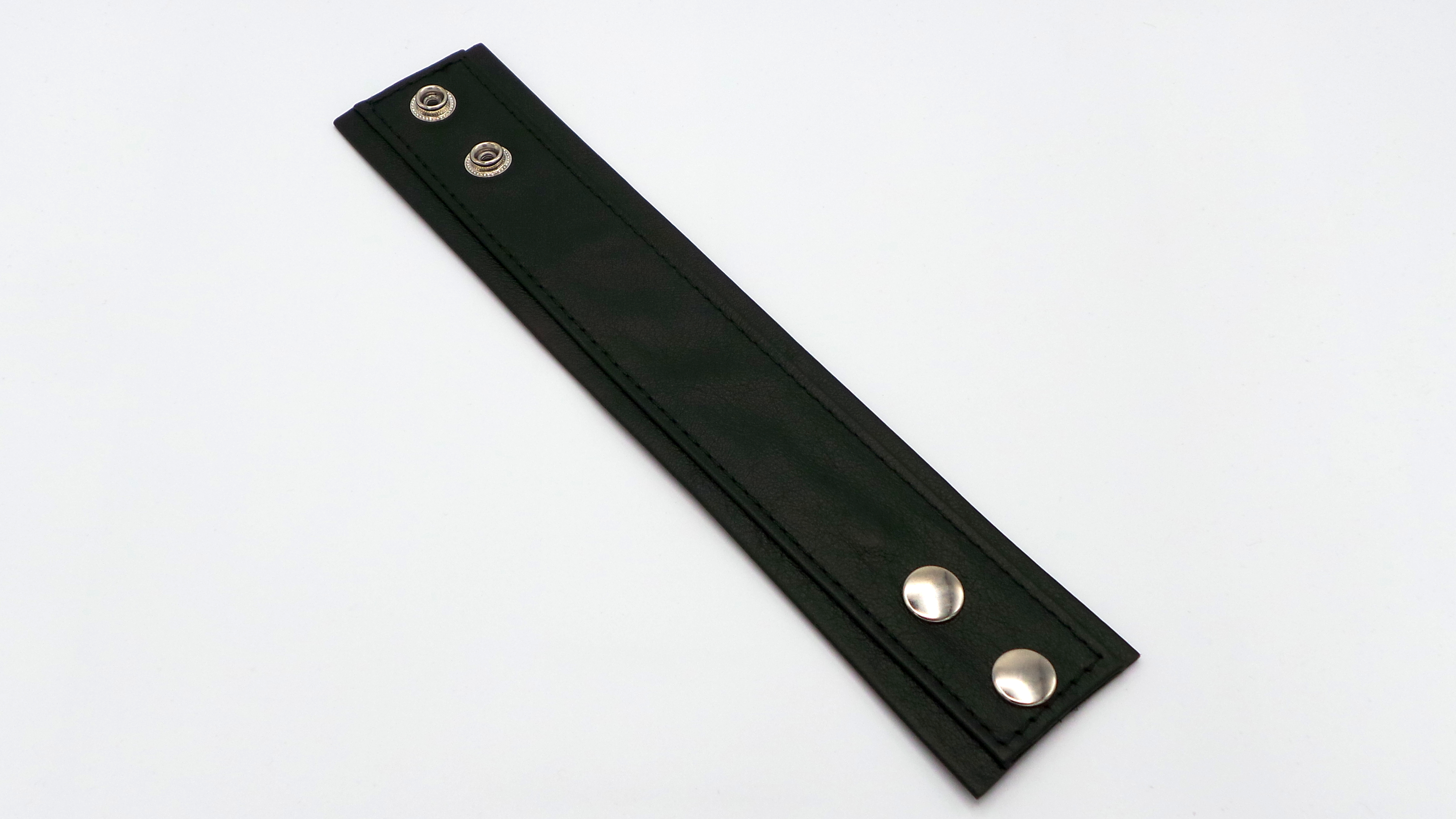 Schwarzes Lederarmband mit Druckknöpfen und integriertem Geldfach – Vorderansicht