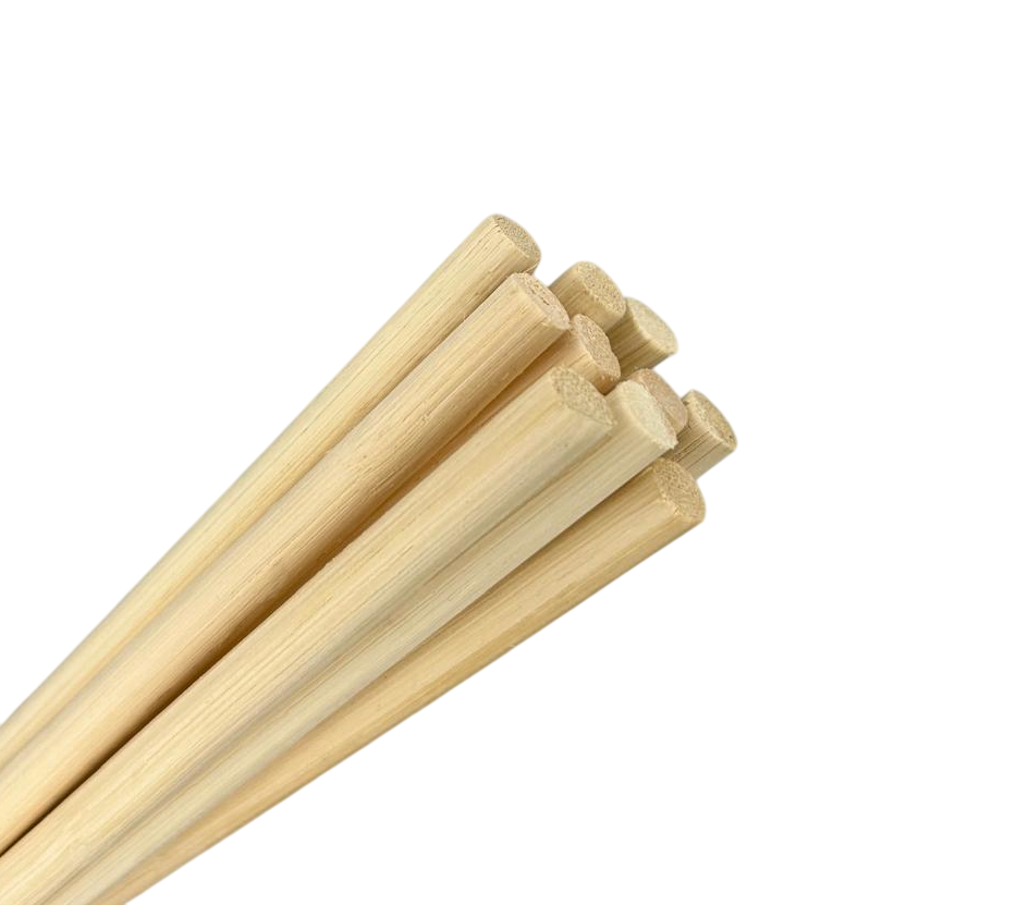 Bündel aus zehn naturbelassenen Rohrstöcken mit glatter Oberfläche, für traditionelle Spanking-Spiele und intensive BDSM-Erfahrungen.