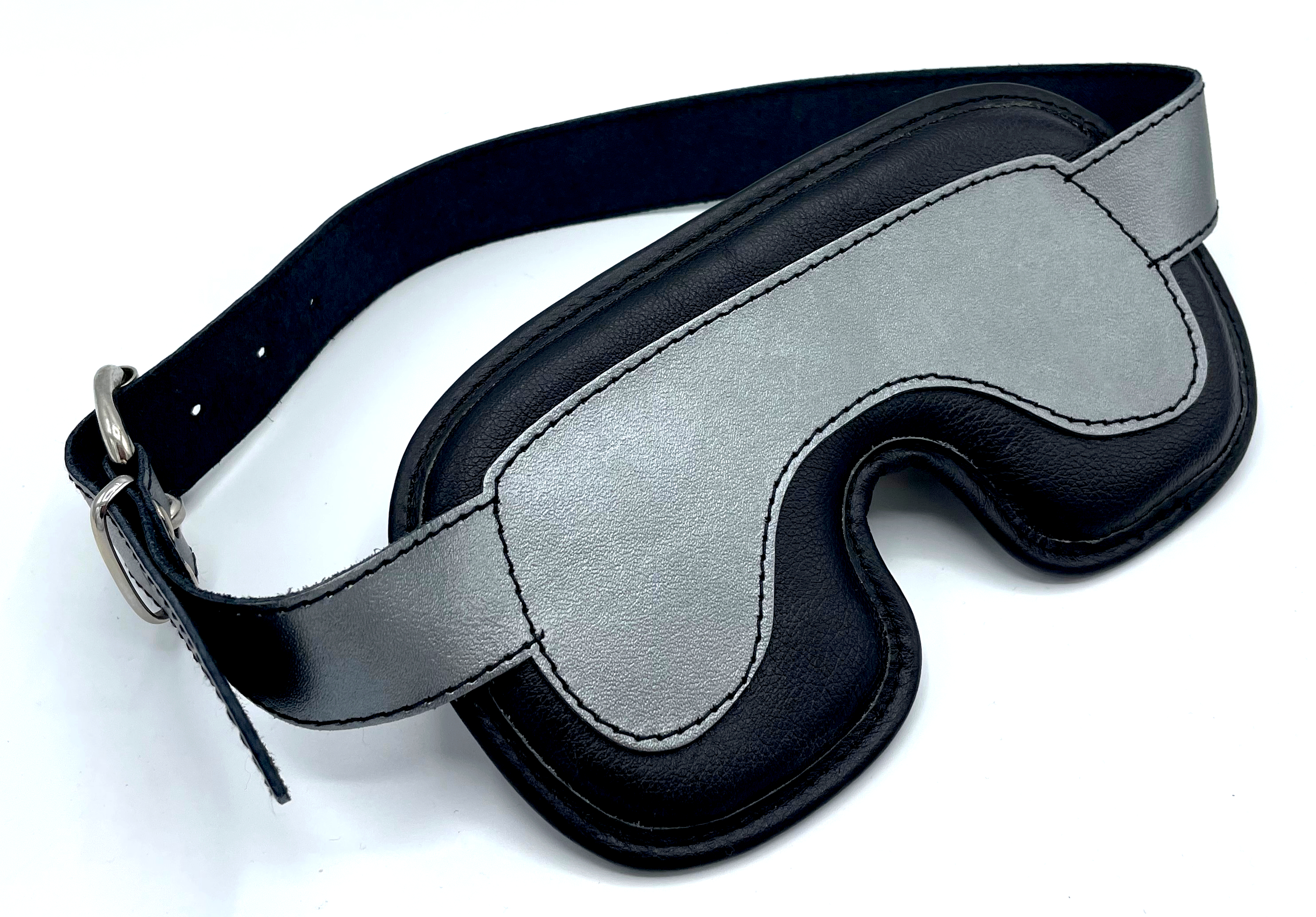 Schwarze BDSM-Augenmaske aus Rindsleder mit weicher Schaumstoffpolsterung und seitlichem Verschluss, absolut lichtdicht und besonders bequem zu tragen