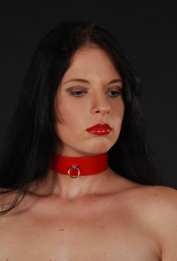 Frau trägt rotes Lederhalsband mit Ring der O – elegantes BDSM-Halsband