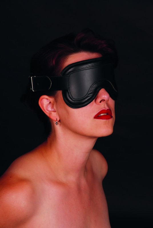 Schwarze Augenmaske mit dicker Polsterung und seitlichem Verschluss, ergonomisch geformt und absolut blickdicht.