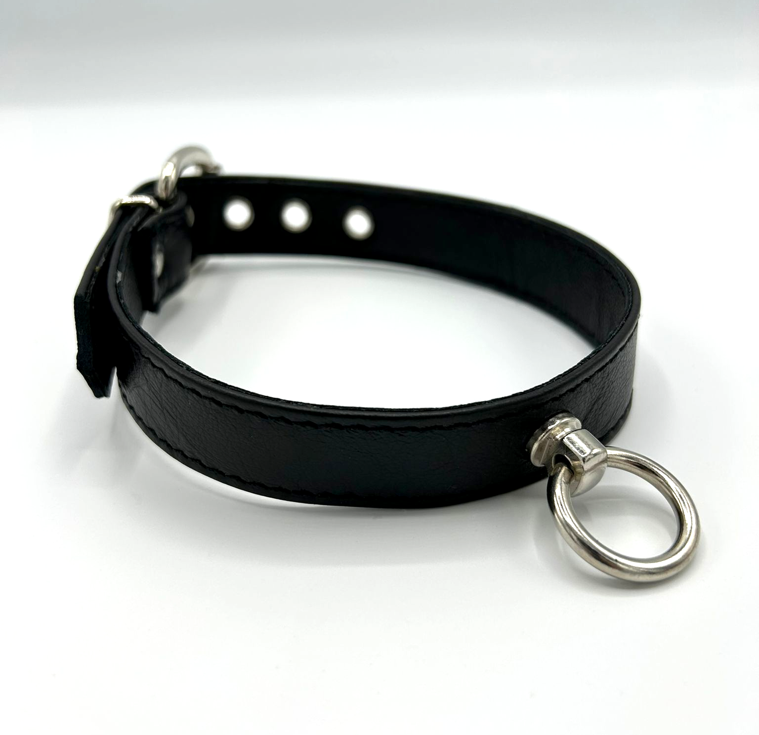 Schwarzes Lederhalsband mit Schnallenverschluss und stabilem Ring der O – BDSM-Zubehör