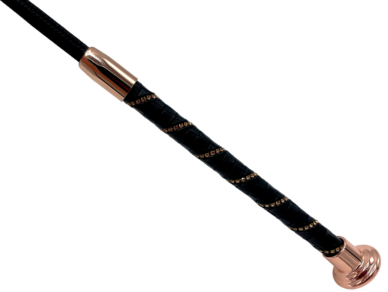 Detailaufnahme des schwarzen Ledergriffs einer Gerte, veredelt mit Roségold-Beschlägen und funkelnden Ziersteinen in diagonaler Anordnung.